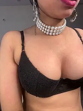 Baddie_Riya élő XXX-chatje