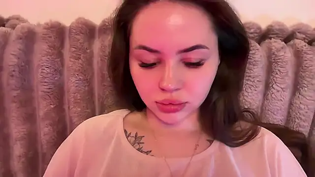 הופעת וובקאם של AlmaryKim