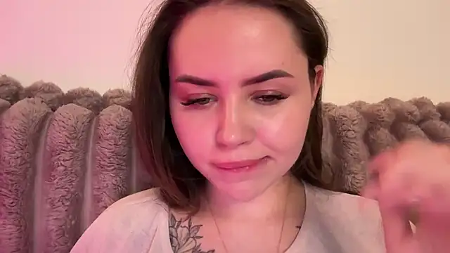 הופעת וובקאם של AlmaryKim