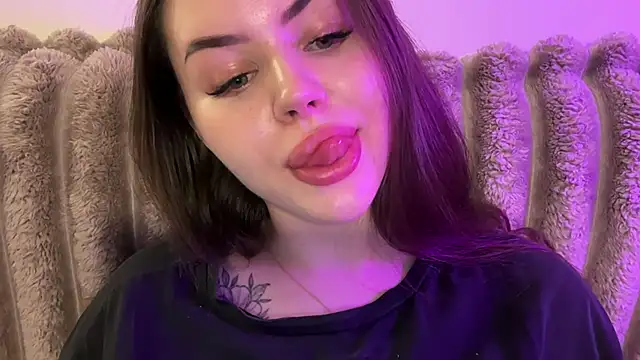 הופעת וובקאם של AlmaryKim
