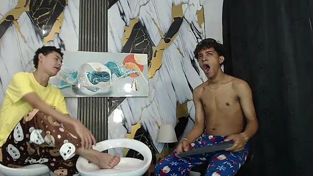 Show modela VERY_HOT_GUYS na web-kameri
