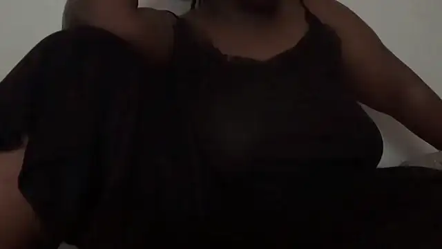nanaisbackk Show in webcam