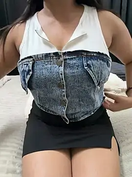 vickyandtania Adlı Modelin Canlı XXX Sohbeti