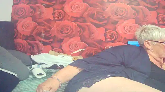 Playful_MILF_Demi Live chatroom