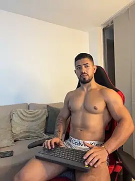 Ezzio_Scolaro Show in webcam