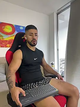 Ezzio_Scolaro Show in webcam