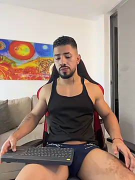 Ezzio_Scolaro Show in webcam