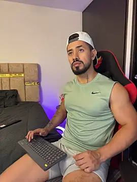 Ezzio_Scolaro Show in webcam