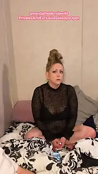 amandatheblondewife's Webcam Show