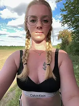 הופעת וובקאם של LinaLeana