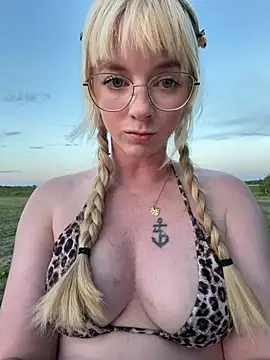 LinaLeana Show in webcam