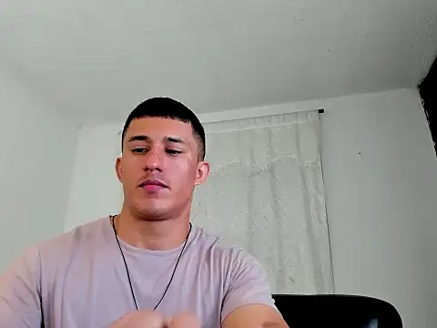 Muscle_man07: διαδικτυακό σόου στην κάμερα