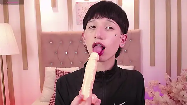 Show modela Emo_Boy_ na web-kameri