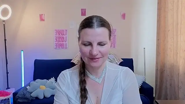Sala de chat en directo de Mirabelle_Velvet