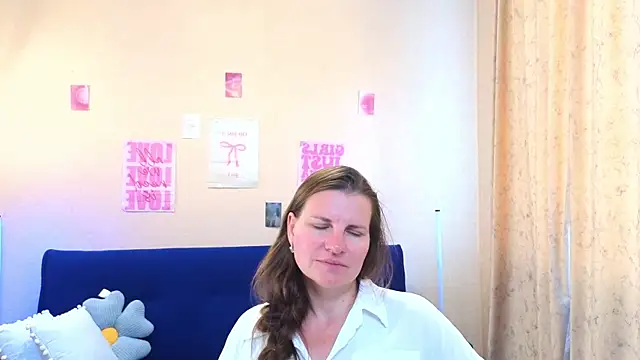 חדר צ'אט בשידור חי של Mirabelle_Velvet