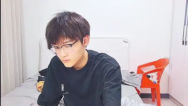 KK-cuteboy: διαδικτυακό σόου στην κάμερα