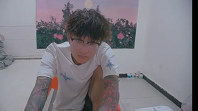 KK-cuteboy Show in webcam