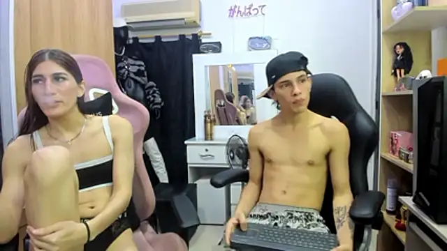 Pride_couple Show in webcam