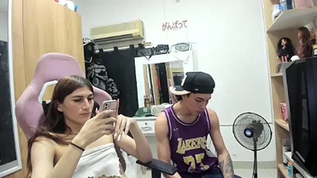 Pride_couple: διαδικτυακό σόου στην κάμερα