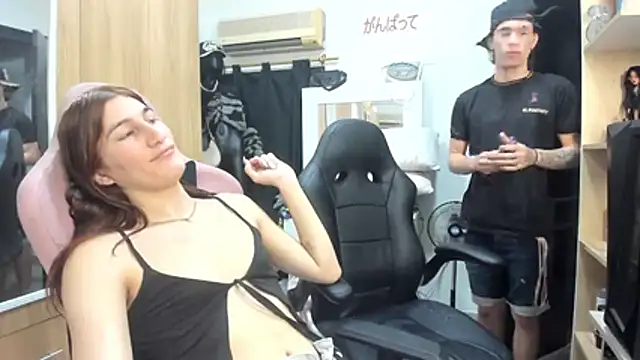 Pride_couple Show in webcam