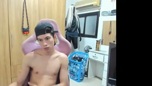 Pride_couple Show in webcam