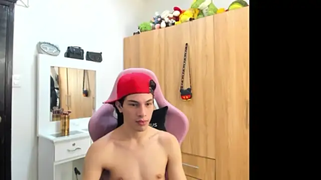 Pride_couple Show in webcam