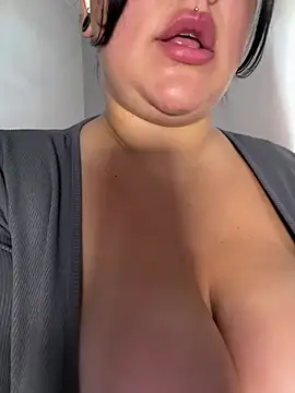 SwittieKendra Chat XXX in diretta