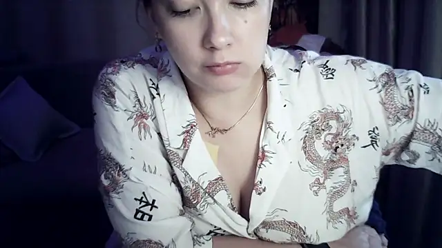 MoodieMira's Live XXX Chat