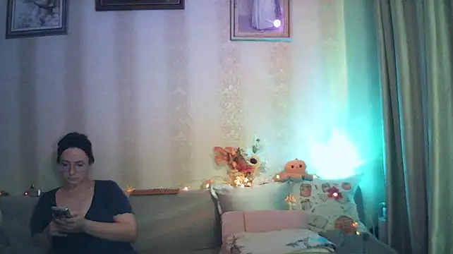 MoodieMira's Webcam Show