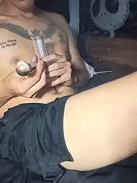 Show modela M3ThCl0uds na web-kameri