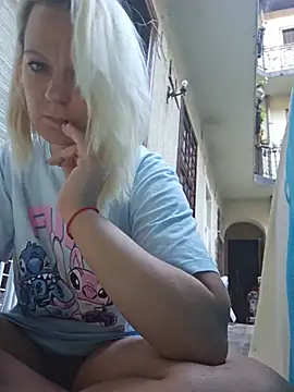 SlyLady live XXX chat