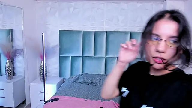HollyPeach's Live XXX Chat