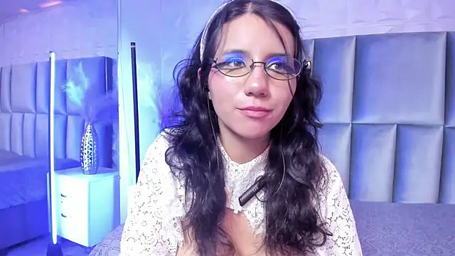 צ'אט XXX בשידור חי של HollyPeach