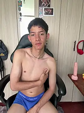 heyy_noah11 Show in webcam