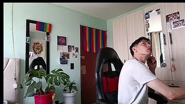 heyy_noah11 Show in webcam