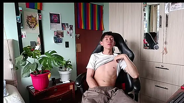 heyy_noah11 Show in webcam