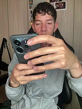 heyy_noah11 Show in webcam