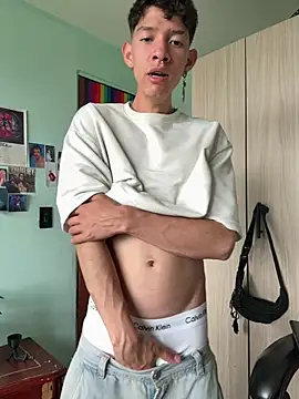 heyy_noah11 Show in webcam