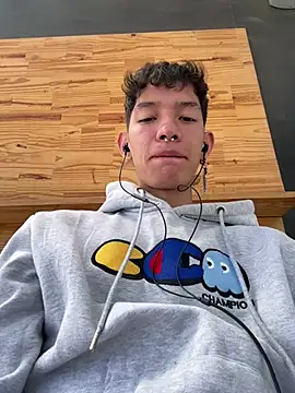 הופעת וובקאם של heyy_noah11