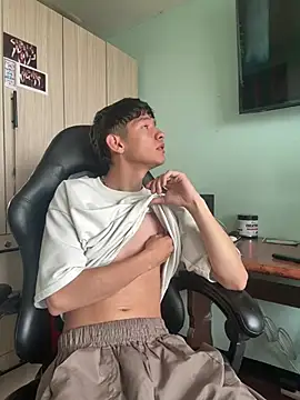 heyy_noah11 Show in webcam