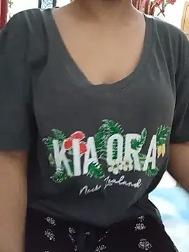 Tanha18 লাইভ XXX চ্যাট