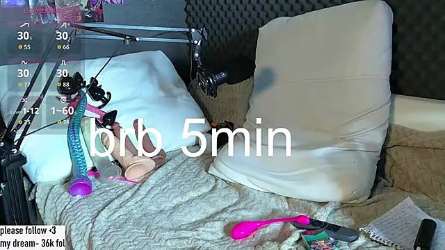 Fluffy_Cloude Show in webcam