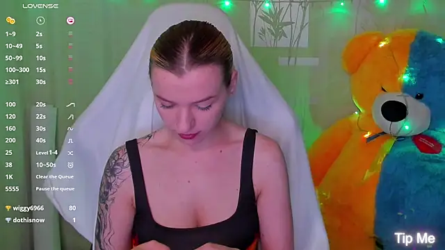 MeganNewCat Show in webcam