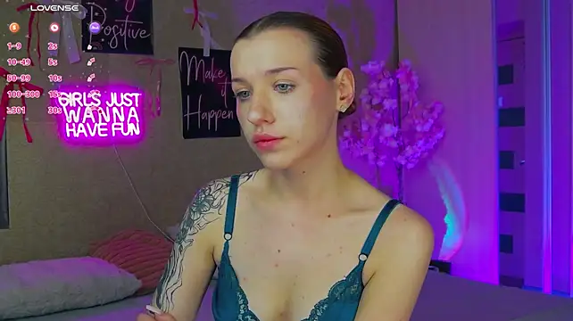 MeganNewCat's Webcam Show