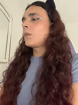 Show modela La-Gatiita-trans na web-kameri