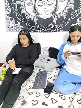 abby_n_emily Show in webcam