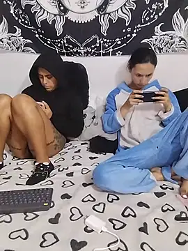 abby_n_emily's Live Chat Room