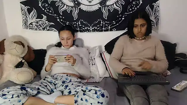 abby_n_emily Adlı Modelin Canlı XXX Sohbeti