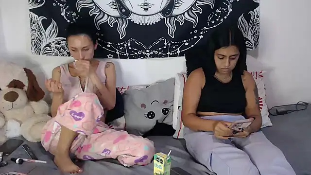 abby_n_emily Show in webcam