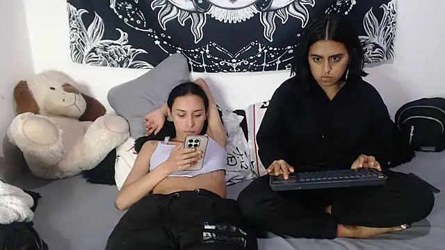 abby_n_emily Show in webcam